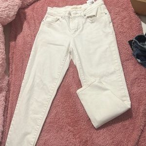 White Levi’s Cropped Pants